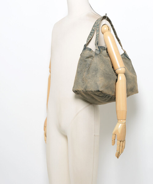 Desigual（デシグアル）の「カーキウォッシュドデニム フラワーチャームバッグ（ショルダーバッグ・レディース・グリーン・FREE）」の4枚目の写真