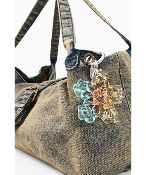 Desigual（デシグアル）の「カーキウォッシュドデニム フラワーチャームバッグ（ショルダーバッグ・レディース・グリーン・FREE）」の7枚目の写真