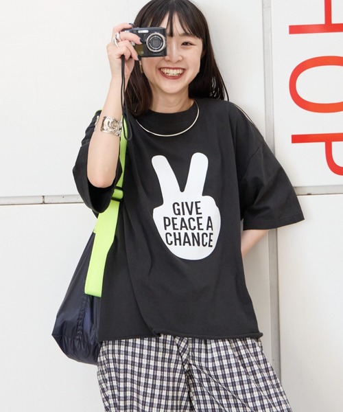 FUNG（ファング）の「[FUNG/ファング] GIVE PEACE カットオフ プリントTシャツ（Tシャツ/カットソー・レディース・ブラック/ホワイト・M）」の2枚目の写真