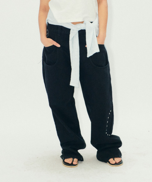 ERTR(イーアールティーアール)の「Marvin Circle Rivet Denim Pants Black(デニムパンツ・レディース・その他・SMALL/MEDIUM/LARGE)」の1枚目の写真
