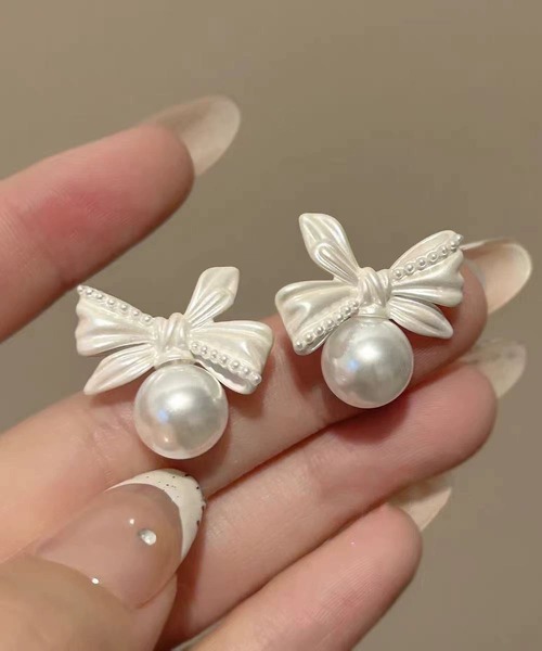 LA VORAGINE（ラ ヴォラジネ）の「リボン パール ピアス  フレンチ エレガント バレリーナ（ピアス（両耳用）・レディース・シルバー・FREE）」の2枚目の写真
