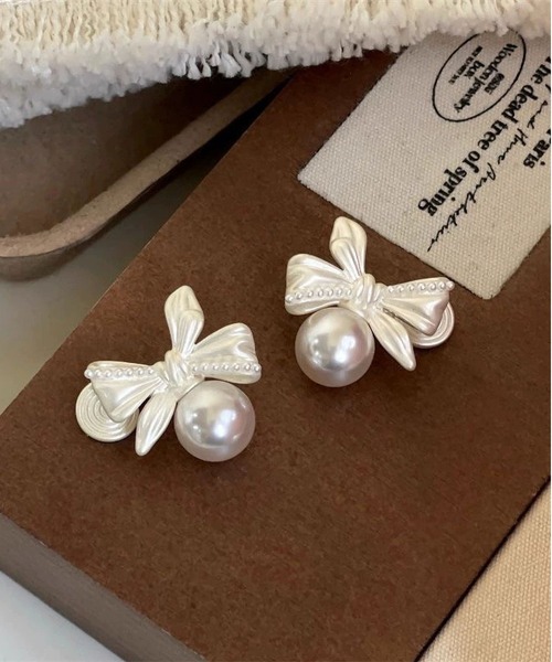 LA VORAGINE（ラ ヴォラジネ）の「リボン パール ピアス  フレンチ エレガント バレリーナ（ピアス（両耳用）・レディース・シルバー・FREE）」の3枚目の写真