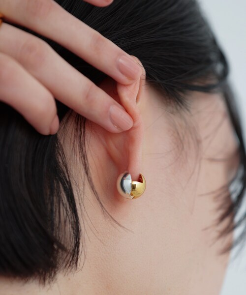 COCOSHNIK ONKITSCH(ココシュニックオンキッチュ)の「シルバー コンビカラー ハギーピアス ボールS(ピアス(両耳用)・レディース・クリア・00)」の2枚目の写真