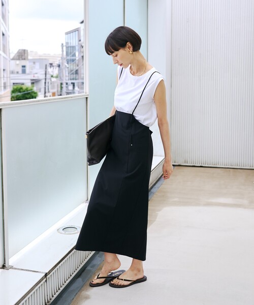 EMMA ROUGE VIF(エマルージュヴィフ)の「【2点セット/細見え】フレンチスリーブTシャツ×サスペンダースカート/キャミワンピース/スリットスカート/秋服/夏服/オフィスカジュアル/大人カジュアル(ジャンパースカート・レディース・ブラック/ライトベージュ・フリー)」の4枚目の写真