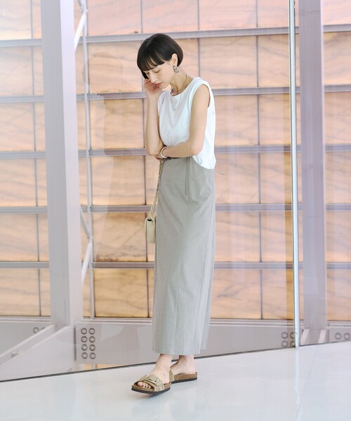 EMMA ROUGE VIF(エマルージュヴィフ)の「【2点セット/細見え】フレンチスリーブTシャツ×サスペンダースカート/キャミワンピース/スリットスカート/秋服/夏服/オフィスカジュアル/大人カジュアル(ジャンパースカート・レディース・ブラック/ライトベージュ・フリー)」の10枚目の写真