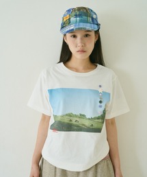 彼女が見た気配のボタンTシャツ