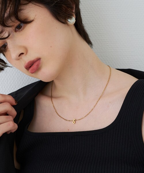 Rouge vif(ルージュヴィフ)の「【PETIT MOMENTS/プティ・モーメント】「S」イニシャルモチーフネックレス Initial NL“S”(ネックレス・レディース・ゴールド・フリー)」の2枚目の写真