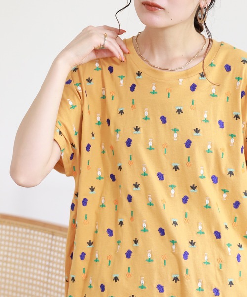 Emago(イマゴ)の「EMAGO 小花刺繍T 半袖(Tシャツ/カットソー・レディース・マスタード/ネイビー・FREE)」の1枚目の写真