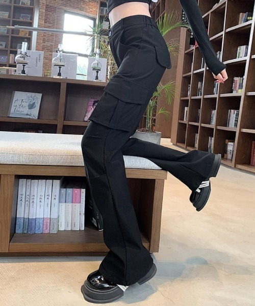 maison de LATIR(メゾンドラティール)の「カーゴディテールでシンプルコーデを格上げ、夏服フレアワイドパンツ(その他パンツ・レディース・グレー/ブラック・FREE)」の4枚目の写真