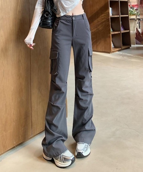 maison de LATIR(メゾンドラティール)の「カーゴディテールでシンプルコーデを格上げ、夏服フレアワイドパンツ(その他パンツ・レディース・グレー/ブラック・FREE)」の6枚目の写真
