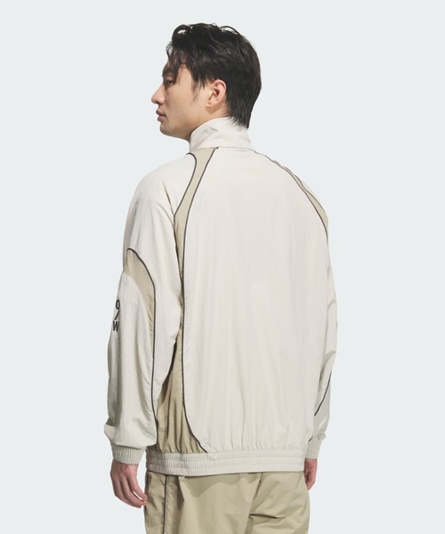 adidas(アディダス)の「BRAND LOVE ルーズフィット ライト ウーブン ジャケット / アディダス adidas(ジャージ・メンズ・ベージュ・X-SMALL/X-LARGE/SMALL/XX-LARGE/3XL/LARGE/MEDIUM)」の2枚目の写真
