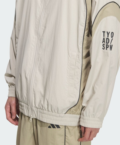 adidas(アディダス)の「BRAND LOVE ルーズフィット ライト ウーブン ジャケット / アディダス adidas(ジャージ・メンズ・ベージュ・X-SMALL/X-LARGE/SMALL/XX-LARGE/3XL/LARGE/MEDIUM)」の4枚目の写真