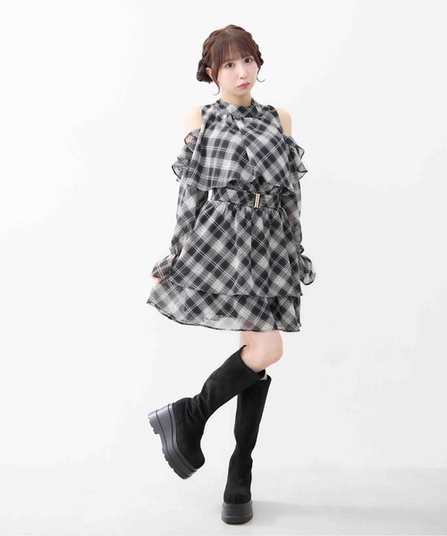 INGNI（イング）の「ベルト付肩あきフリルミニワンピース（ワンピース・レディース・ブラック系/ブラック/ブラウン系その他2・M）」の2枚目の写真