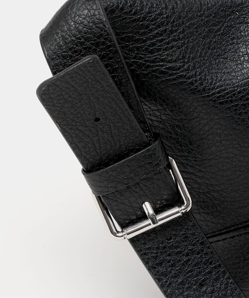 A DAY IN THE LIFE UNITED ARROWS(アデイインザライフユナイテッドアローズ)の「レザーライク ボディバッグ<A DAY IN THE LIFE>(ボディバッグ/ウエストポーチ・メンズ・ブラック・FREE)」の10枚目の写真
