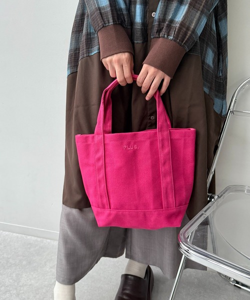 AS KNOW AS plus(アズノゥアズプラス)の「PLUS. ロゴ刺繍キャンバストートバッグS 【UNISEX ITEM】(トートバッグ・レディース・ブラウン/ピンク/グリーン/アイボリー・FREE)」の8枚目の写真