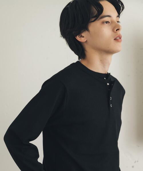 SENSE OF PLACE by URBAN RESEARCH(センスオブプレイスバイアーバンリサーチ)の「フェイクレイヤードヘンリーネックロングTシャツ(Tシャツ/カットソー・メンズ・グレー/ブラック/アイボリー・MEDIUM/LARGE)」の2枚目の写真