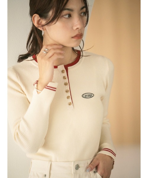 COHINA（コヒナ）の「【CONVERSE別注】コンビカラーヘンリーネックニット 【低身長・小柄女性】（ニット/セーター・レディース・グレイッシュベージュ/ボルドー/ホワイト×レッド・ONE SIZE）」の2枚目の写真