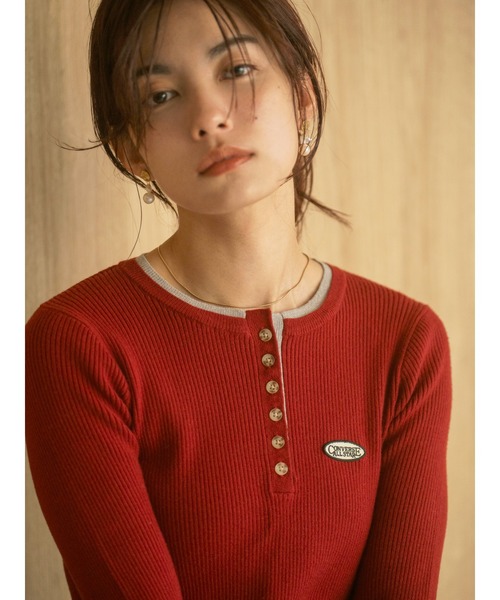 COHINA（コヒナ）の「【CONVERSE別注】コンビカラーヘンリーネックニット 【低身長・小柄女性】（ニット/セーター・レディース・グレイッシュベージュ/ボルドー/ホワイト×レッド・ONE SIZE）」の3枚目の写真