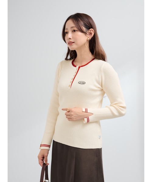 COHINA（コヒナ）の「【CONVERSE別注】コンビカラーヘンリーネックニット 【低身長・小柄女性】（ニット/セーター・レディース・グレイッシュベージュ/ボルドー/ホワイト×レッド・ONE SIZE）」の4枚目の写真