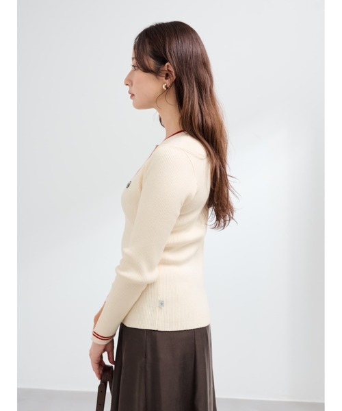 COHINA（コヒナ）の「【CONVERSE別注】コンビカラーヘンリーネックニット 【低身長・小柄女性】（ニット/セーター・レディース・グレイッシュベージュ/ボルドー/ホワイト×レッド・ONE SIZE）」の5枚目の写真