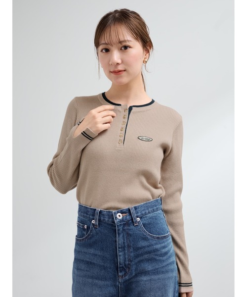 COHINA（コヒナ）の「【CONVERSE別注】コンビカラーヘンリーネックニット 【低身長・小柄女性】（ニット/セーター・レディース・グレイッシュベージュ/ボルドー/ホワイト×レッド・ONE SIZE）」の11枚目の写真
