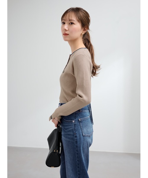 COHINA（コヒナ）の「【CONVERSE別注】コンビカラーヘンリーネックニット 【低身長・小柄女性】（ニット/セーター・レディース・グレイッシュベージュ/ボルドー/ホワイト×レッド・ONE SIZE）」の13枚目の写真