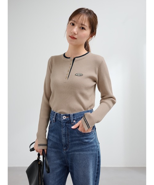 COHINA（コヒナ）の「【CONVERSE別注】コンビカラーヘンリーネックニット 【低身長・小柄女性】（ニット/セーター・レディース・グレイッシュベージュ/ボルドー/ホワイト×レッド・ONE SIZE）」の12枚目の写真