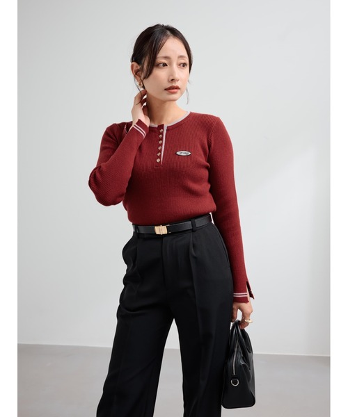 COHINA（コヒナ）の「【CONVERSE別注】コンビカラーヘンリーネックニット 【低身長・小柄女性】（ニット/セーター・レディース・グレイッシュベージュ/ボルドー/ホワイト×レッド・ONE SIZE）」の20枚目の写真