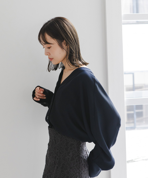 Noble(ノーブル)の「《WEB限定追加》エステルダブルクロスカーデブラウス2(シャツ/ブラウス・レディース・ホワイト系その他/ネイビー/ベージュ・FREE)」の13枚目の写真