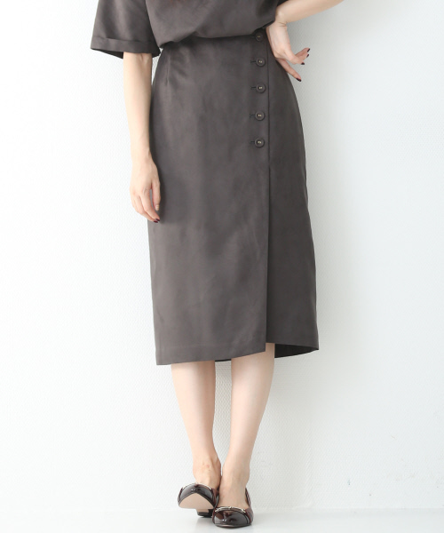 Rouge vif(ルージュヴィフ)の「スエードスカート(スカート・レディース・グレイッシュベージュ/ベージュ/チャコールグレー・36/38)」の2枚目の写真