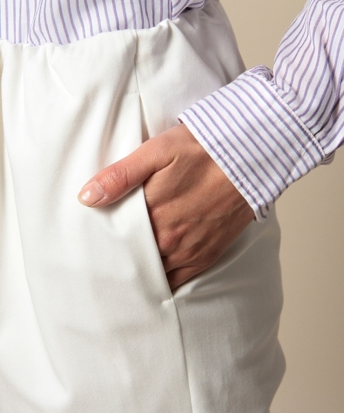 BEAUTY&YOUTH UNITED ARROWS(ビューティーアンドユースユナイテッドアローズ)の「BYMC ウエストギャザー8分丈パンツ/ホワイト ◆(その他パンツ・レディース・ホワイト・SMALL/MEDIUM)」の4枚目の写真