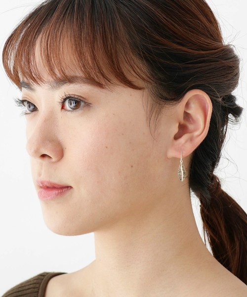 COCOSHNIK(ココシュニック)の「K10テクスチャープレート 立体リーフ フックピアス(ピアス(両耳用)・レディース・ホワイト系その他7・00)」の6枚目の写真