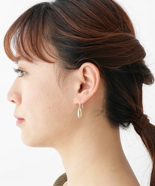 COCOSHNIK(ココシュニック)の「K10テクスチャープレート 立体リーフ フックピアス(ピアス(両耳用)・レディース・ホワイト系その他7・00)」の7枚目の写真