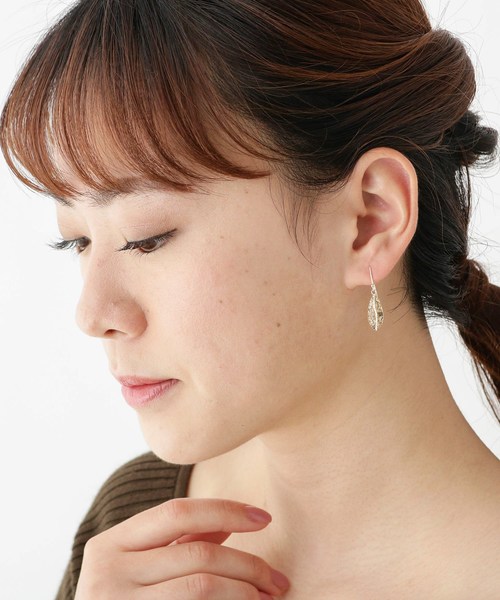 COCOSHNIK(ココシュニック)の「K10テクスチャープレート 立体リーフ フックピアス(ピアス(両耳用)・レディース・ホワイト系その他7・00)」の8枚目の写真