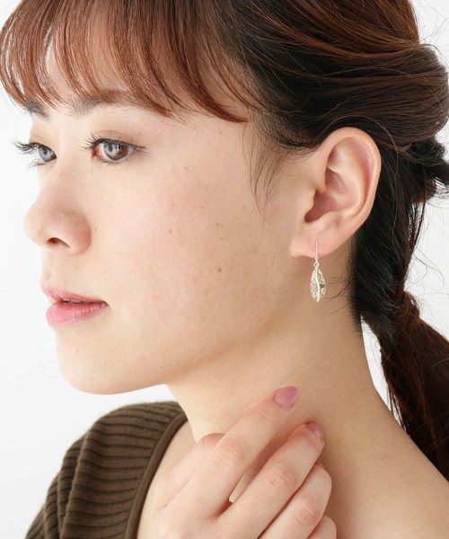 COCOSHNIK(ココシュニック)の「K10テクスチャープレート 立体リーフ フックピアス(ピアス(両耳用)・レディース・ホワイト系その他7・00)」の9枚目の写真