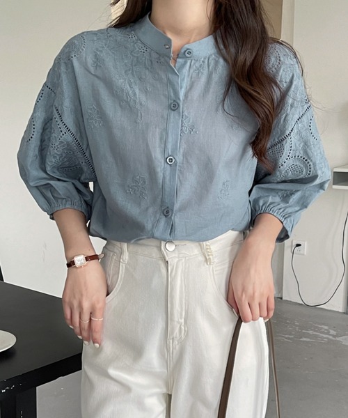 emi+（エミプラス）の「刺繍スタンドカラーブラウス（シャツ