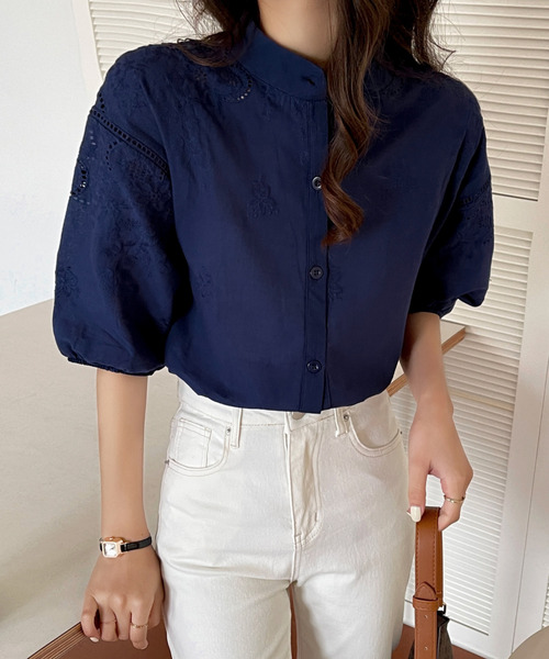 emi+(エミプラス)の「刺繍スタンドカラーブラウス(シャツ/ブラウス・レディース・ホワイト/ブラック/ネイビー/ベージュ/グレー/チャコールグレー/ブラウン/グリーン/ブルーグレー・S/M/L)」の22枚目の写真