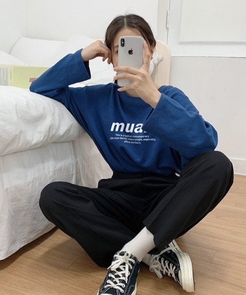 muahmuah（ムーアムーア）の「A'GEM/9 × .kom『muah muah/ムーアムーア』MUAH SIGNATURE GRAPHIC T-SHIRT/シグネチャー グラフィック ロングスリーブTシャツ（Tシャツ/カットソー・レディース・ホワイト/ブラック/ライトグレー/インディゴブルー・FREE）」の5枚目の写真