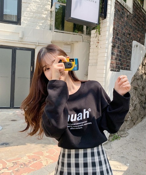 muahmuah（ムーアムーア）の「A'GEM/9 × .kom『muah muah/ムーアムーア』MUAH SIGNATURE GRAPHIC T-SHIRT/シグネチャー グラフィック ロングスリーブTシャツ（Tシャツ/カットソー・レディース・ホワイト/ブラック/ライトグレー/インディゴブルー・FREE）」の19枚目の写真