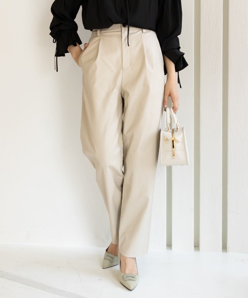 RANDA（ランダ）の「フェイクレザーテーパードパンツ（その他パンツ・レディース・ベージュ/ブラウン/アイボリー・1/0）」の2枚目の写真