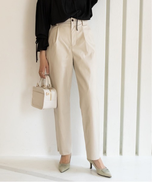 RANDA（ランダ）の「フェイクレザーテーパードパンツ（その他パンツ・レディース・ベージュ/ブラウン/アイボリー・1/0）」の4枚目の写真