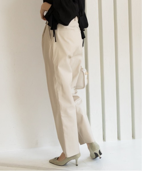 RANDA（ランダ）の「フェイクレザーテーパードパンツ（その他パンツ・レディース・ベージュ/ブラウン/アイボリー・1/0）」の5枚目の写真