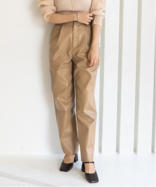 RANDA（ランダ）の「フェイクレザーテーパードパンツ（その他パンツ・レディース・ベージュ/ブラウン/アイボリー・1/0）」の7枚目の写真