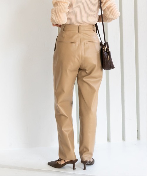 RANDA（ランダ）の「フェイクレザーテーパードパンツ（その他パンツ・レディース・ベージュ/ブラウン/アイボリー・1/0）」の8枚目の写真