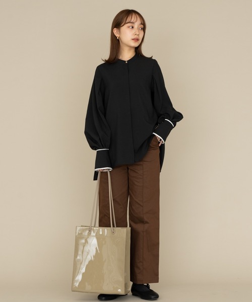 NEUNA（ヌナ）の「【パンツとしても使える！】3WAYワイドVネック/ハイウエストスラックスサロペット（サロペット/オーバーオール・レディース・ブラック/ブラウン/グレイッシュベージュ・SMALL/MEDIUM/LARGE）」の13枚目の写真