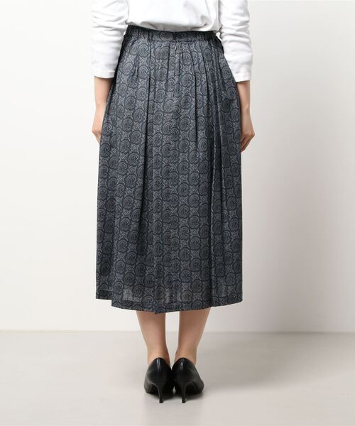 GRANDMA MAMA DAUGHTER（グランマママドーター）の「【 GRANDMA MAMA DAUGHTER / グランマ ママ ドーター 】 ペイズリーランダムタックスカート GK2031671 KTI（スカート・レディース・グレー・1/000）」の3枚目の写真