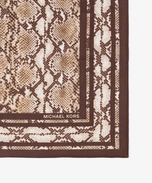 MICHAEL KORS（マイケルコース）の「SAT SNAKE PRNT SCARF（バンダナ/スカーフ・レディース・ベージュ系・OS）」の2枚目の写真