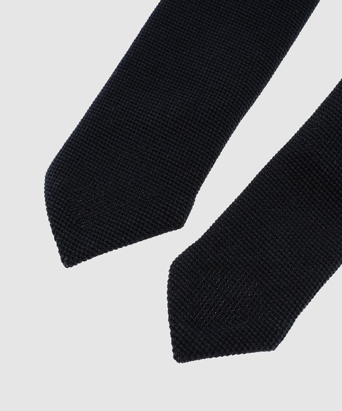 THOM BROWNE（トムブラウン）の「CLASSIC TIE IN VARSITY PIQUE NAVY O/S（ネクタイ・メンズ・ライトグレー/ネイビー系・ONE SIZE）」の3枚目の写真