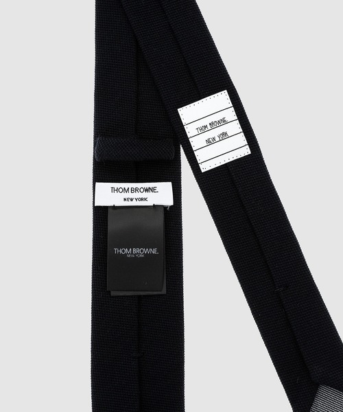 THOM BROWNE（トムブラウン）の「CLASSIC TIE IN VARSITY PIQUE NAVY O/S（ネクタイ・メンズ・ライトグレー/ネイビー系・ONE SIZE）」の4枚目の写真