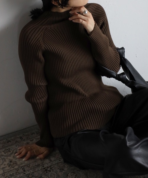 ap retro(アプレトロ)の「シンプルハイネックリブニット(ニット/セーター・レディース・ブラック/ブラウン/オフホワイト/ブルー/グレイッシュベージュ・FREE)」の1枚目の写真